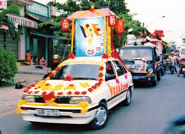 Xe hoa diễu hành qua các đường phố